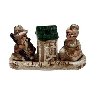 Charming Ceramic Salt & Pepper Ma & Pa Outhouse Figurine/Green Roof EUC Vintage
